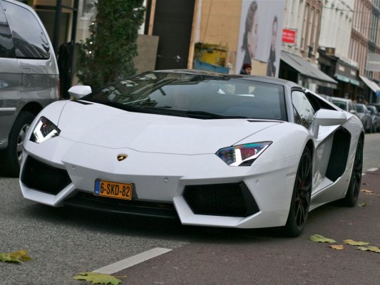 Lamborghini Aventador Roadster White